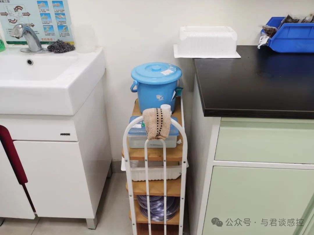 配药室配置消毒物品置物架，消毒止血带及氧气湿化瓶等物品合适吗？应在哪里实施消毒？ ...